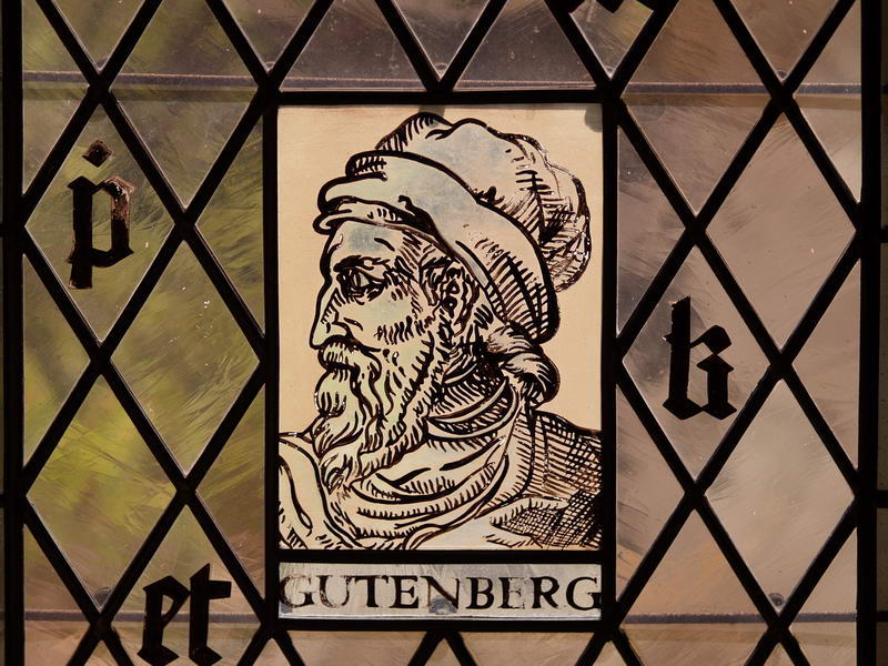 Gutenbergfenster im Turm der Kurfürstlichen Burg.