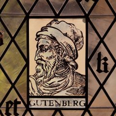Gutenbergfenster im Turm der Kurfürstlichen Burg.