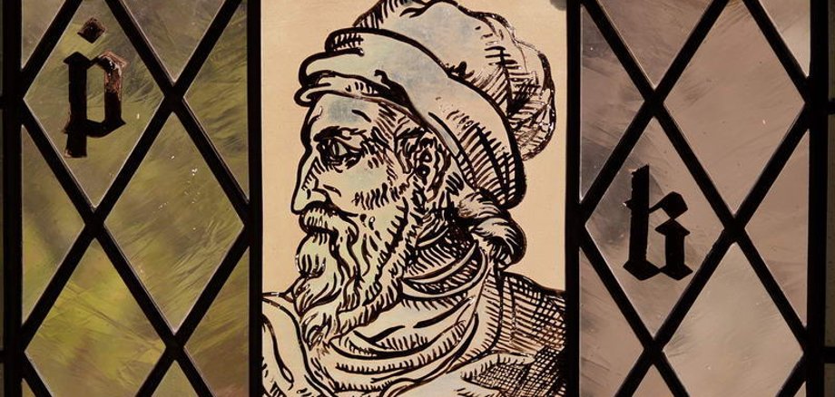 Gutenbergfenster im Turm der Kurfürstlichen Burg.