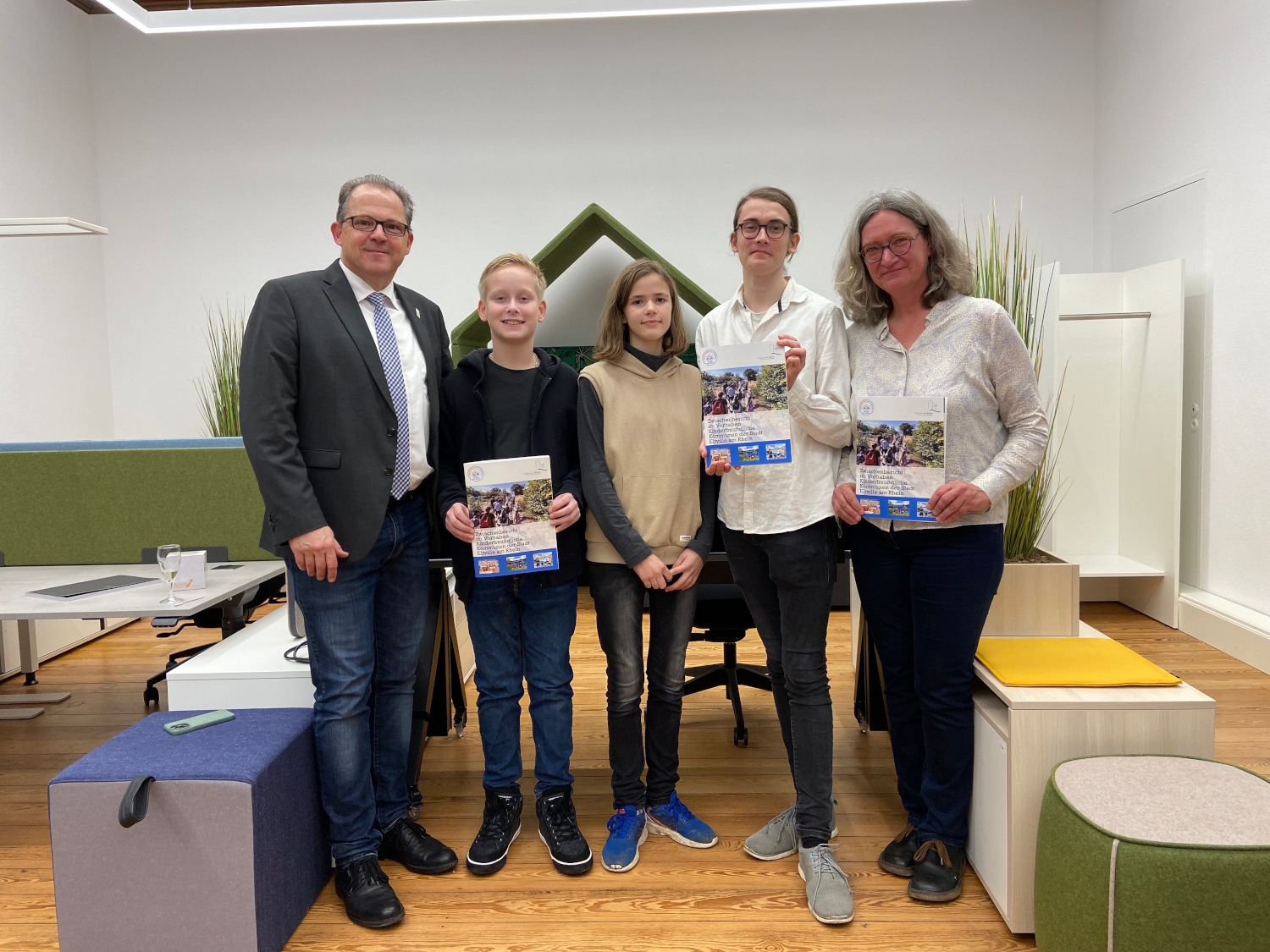 (von links) Patrick Kunkel, Christopher Plessmann, Paula Schröder und Simon Jäger vom Kinder- und Jugendbeirat mit der Kinder- und Jugendbeauftragten Ursula Wolf bei der Eröffnung