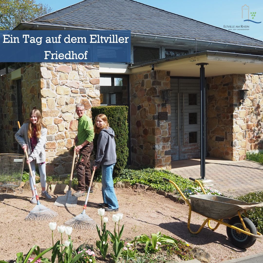 Friedhofsgärtner Matthias Bleul und seine Mädels vom Girls' Day beim rechen vor der Trauerhalle