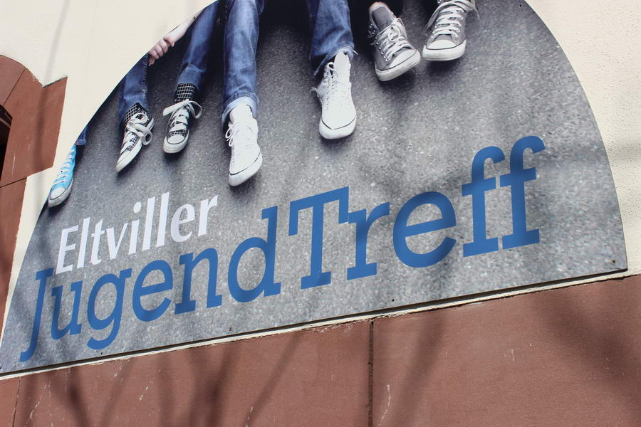 Eingang Jugendzentrum: Ein Schild "Eltviller Jugendzentrum" hängt am Gebäude.