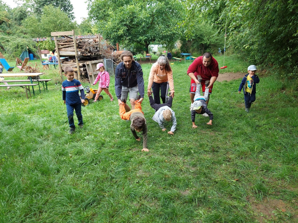 Erzieher und Kinder spielen gemeinsam beim Sportfest