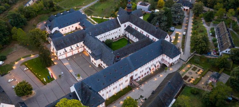 Drohnenaufnahme Kloster Eberbach aus der Vogelperspektive.