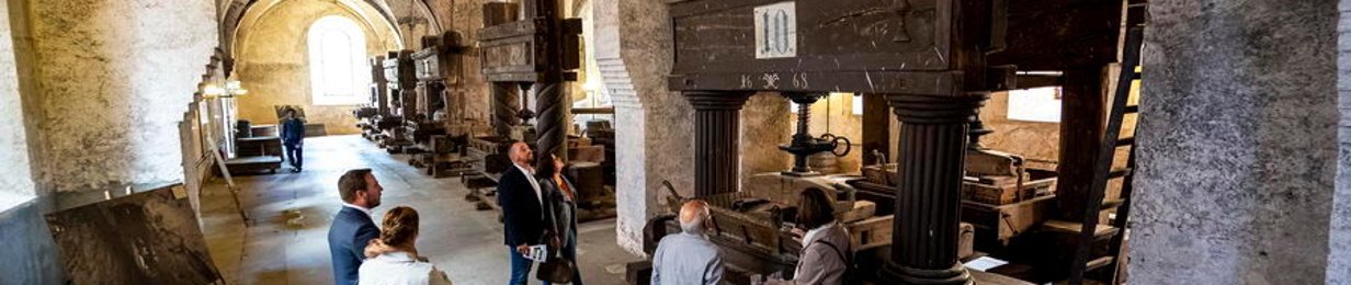 Gruppe steht bei einer Führung vor einer Weinkelter in Kloster Eberbach.