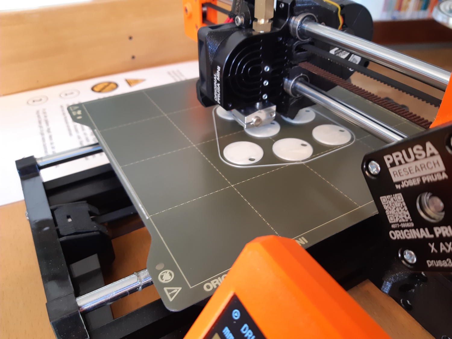 Der 3D-Drucker in Aktions: Hier entstehen Einkaufschips.