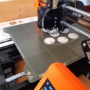 Der 3D-Drucker in Aktions: Hier entstehen Einkaufschips.