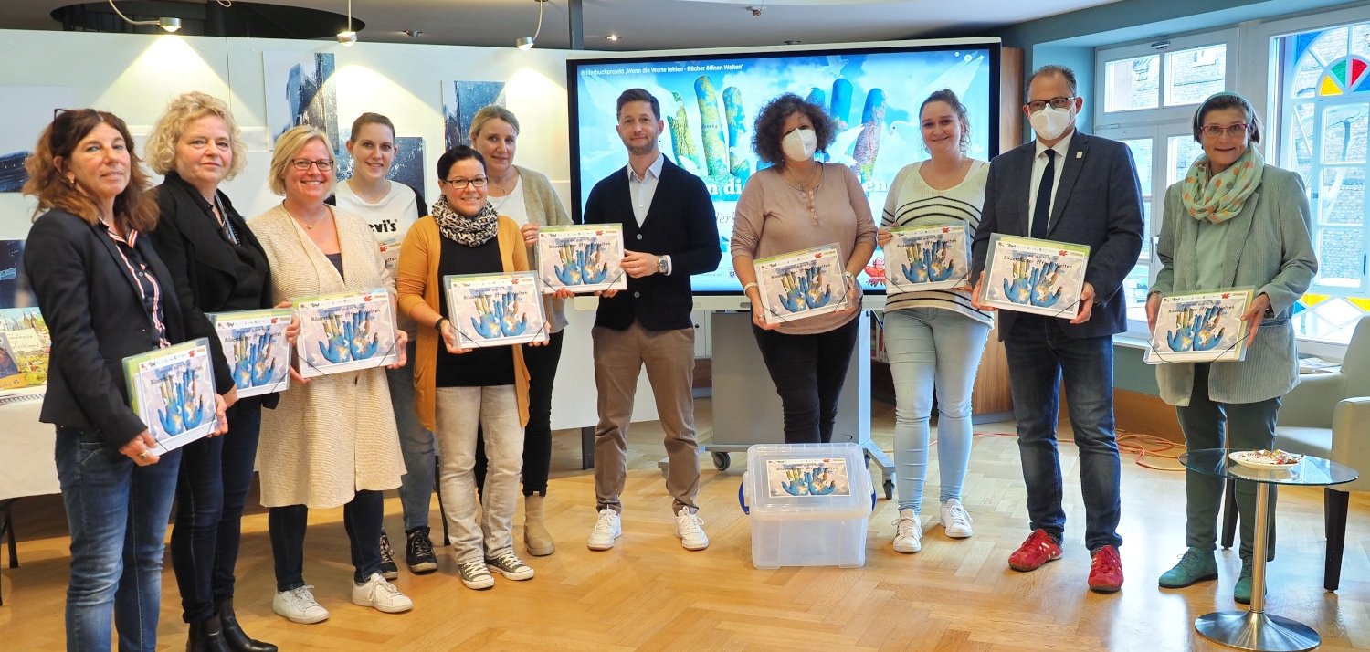 Gruppenfoto der Übergabe an die Kitaleitungen in der Mediathek.