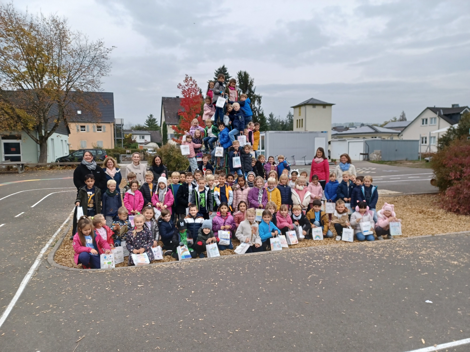Gruppenfoto der neuen Schulkinder mit ihren Lesetüten.