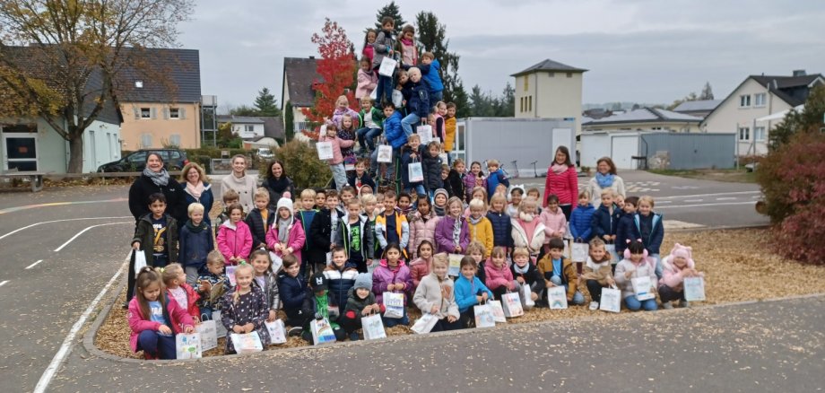 Gruppenfoto der neuen Schulkinder mit ihren Lesetüten.