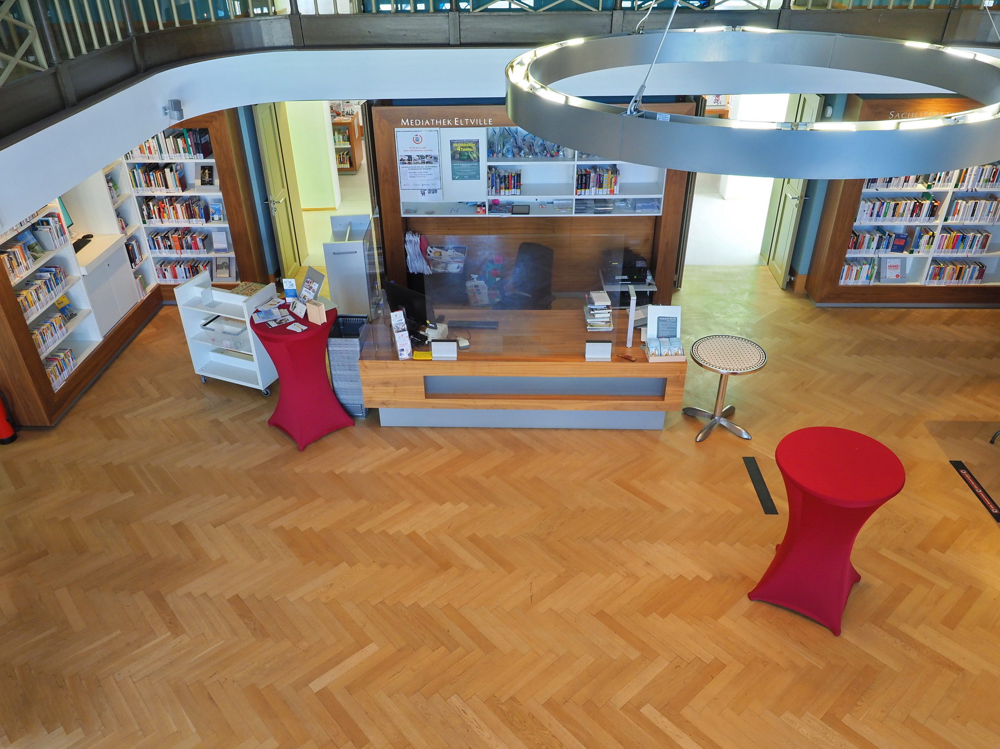 Die Mediathek Eltville verfügt über viel Platz zum Störbern, Lesen und Verweilen. Die Ausleih-Theke und der untere Raum von der Empore aus fotografiert.