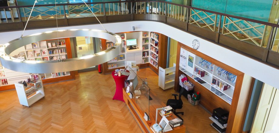 Blick von der Empore aus in die Mediathek.