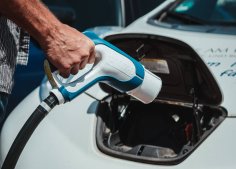 In Eltville gibt es mehrere E-Ladesäulen. E-Auto wird getankt.