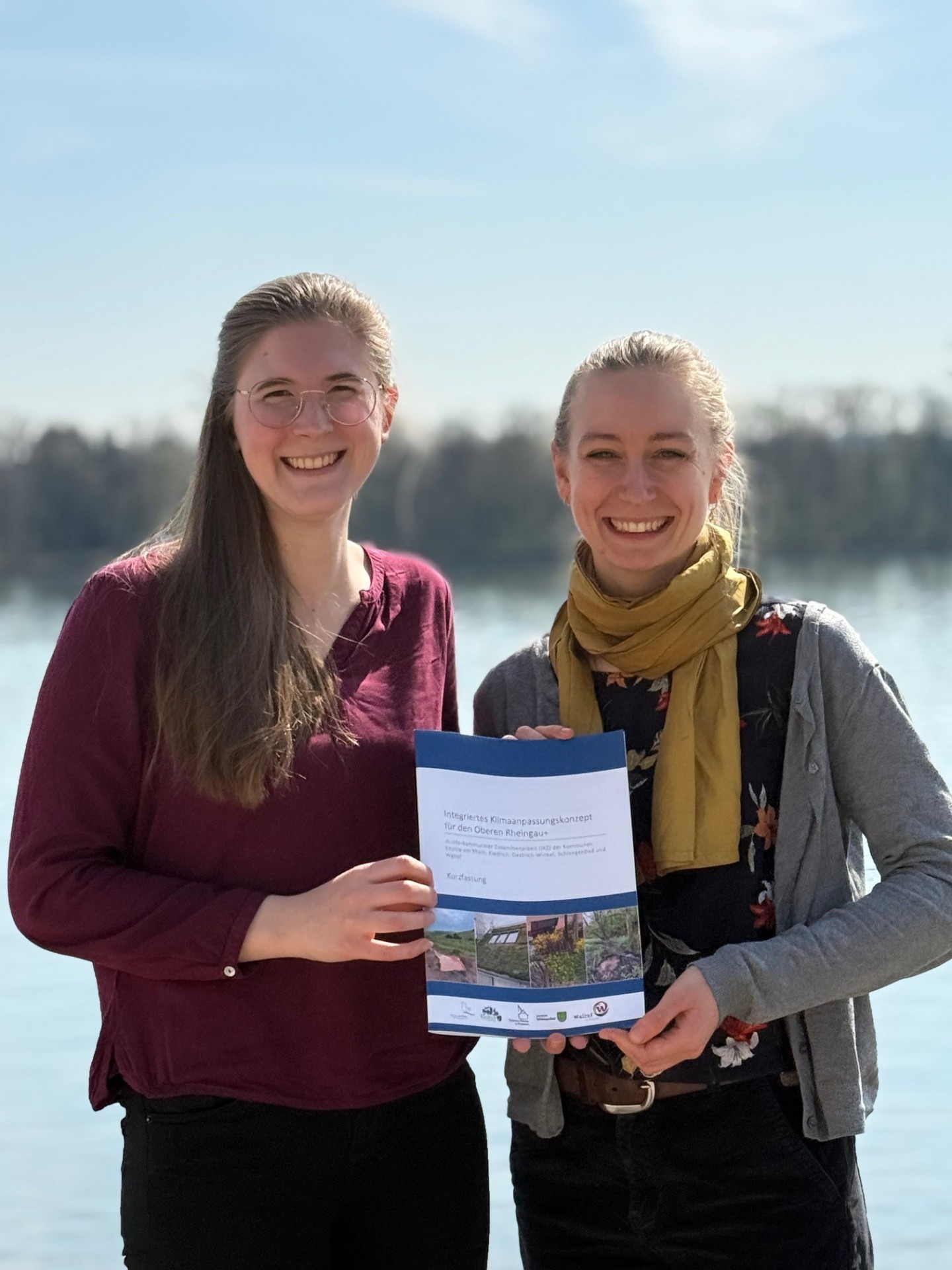 Vanessa Schork (l.) und Hannah Fröb präsentieren das erarbeitete KLAK