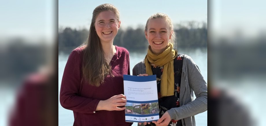 Vanessa Schork (l.) und Hannah Fröb präsentieren das erarbeitete KLAK