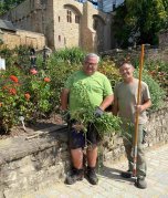 Stadtgärtner Gerwirn Rohr und Manfred Orth stehen vor dem Biedermeierbeet.