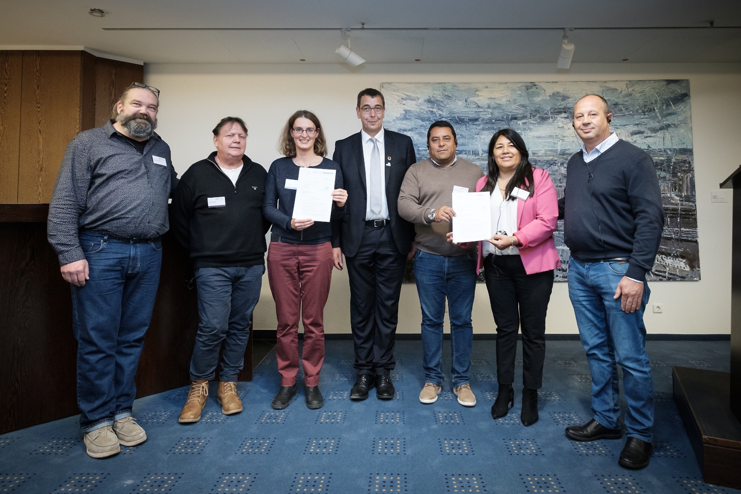 Vertreter aus Eltville und aus Tunuyán bei der Übergabe des gemeinsamen Kooperationsvertrages.