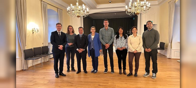 Gruppenfoto mit dem argentinischen Generalkonsul und stellvertretenden Konsul, der Delegation aus Argentinien und Mitarbeitenden der Stadt