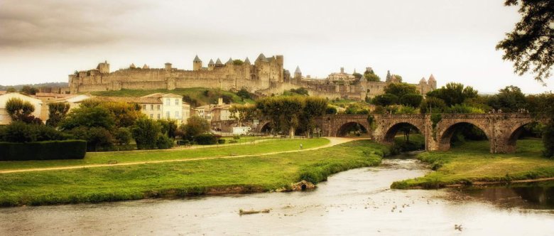 Festung La Cité mit zahlreichen Wachtürmen und einer Doppelmauer in Carcassonne.