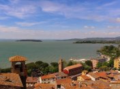 Blick über die Stadt Passignano, im Hintergrund liegt ein See.