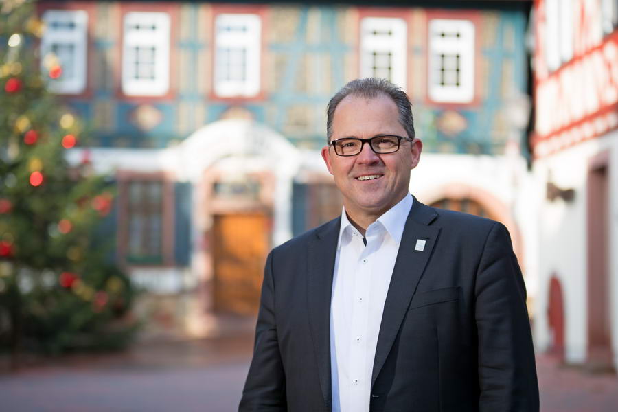 Portrait von Bürgermeister Patrick Kunkel.