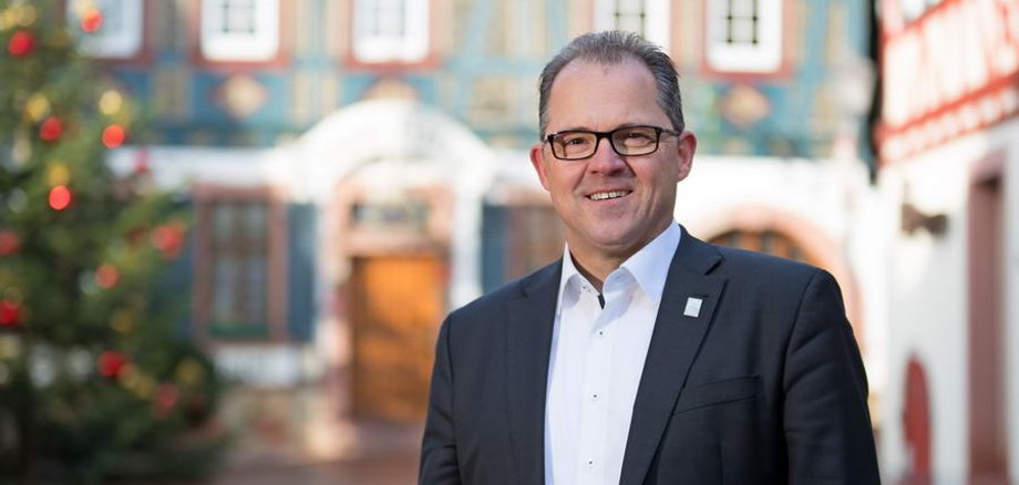 Portrait von Bürgermeister Patrick Kunkel.