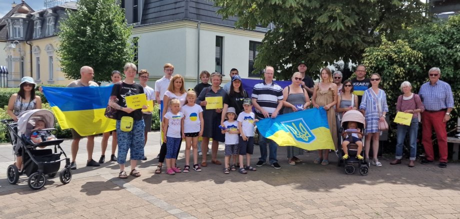 Teilnehmende der Mahnwache zusammen mit Ukrainerinnen, die inzwischen regelmäßig an den Mahnwachen teilnehmen.