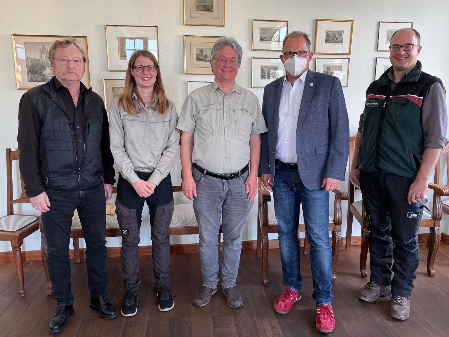 Bürgermeister Patrick Kunkel (rechts), Erster Stadtrat Hans-Walter Pnischeck (links), Försterin Laura Konrad (zweite von links) und Forstamtsleiter Jan Stetter (rechts) gratulierten Klaus-Peter Steiner (mitte) zum Jubiläum.