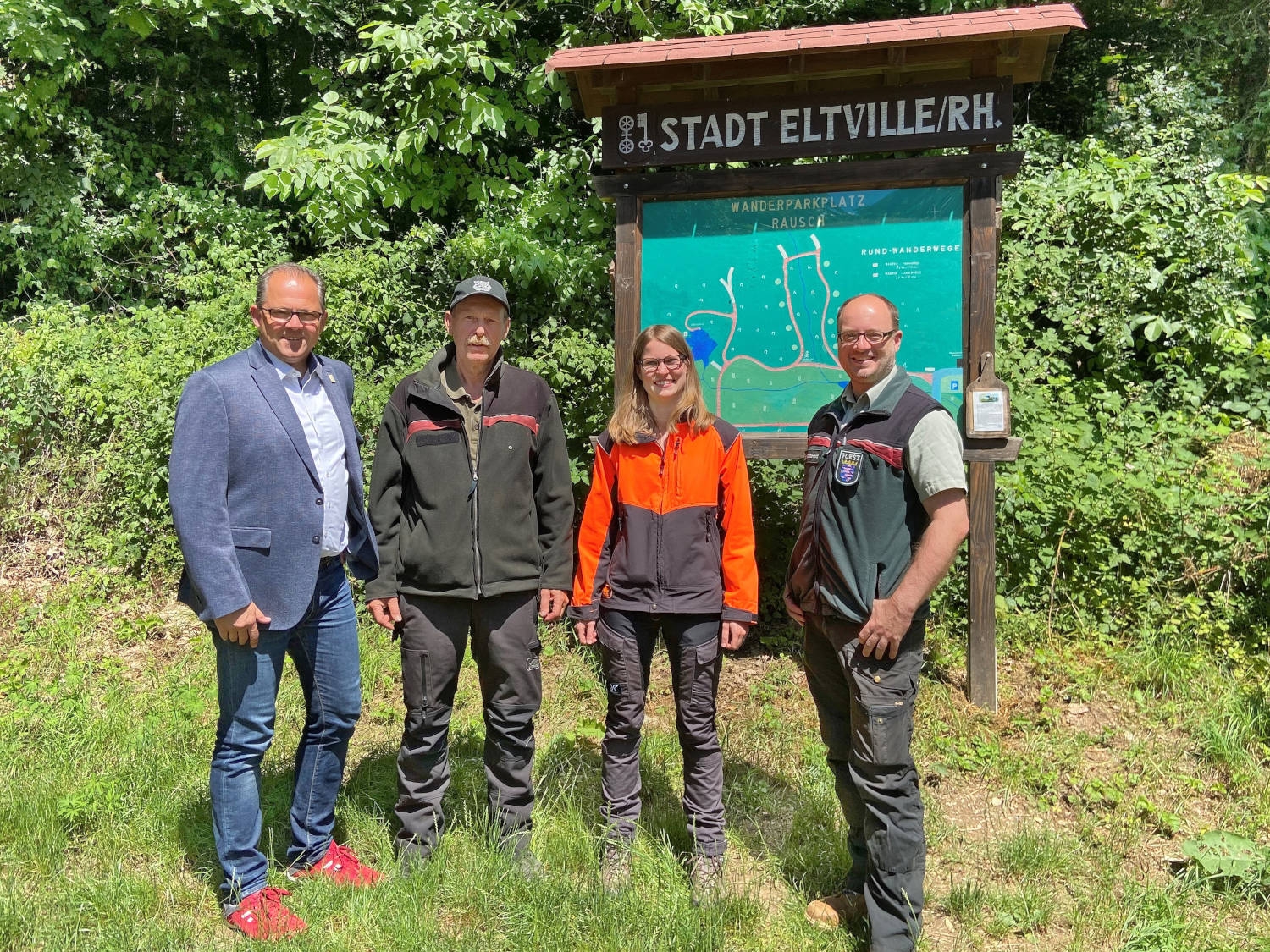 Gruppenfoto im Wald bei der Verabschiedung von Förster Gunnar Wippel (2. von links) mit Bürgermeister Patrick Kunkel (links), Försterin Laura Konrad (2. von rechts) und Forstamtsleiter Jan Stetter (rechts).