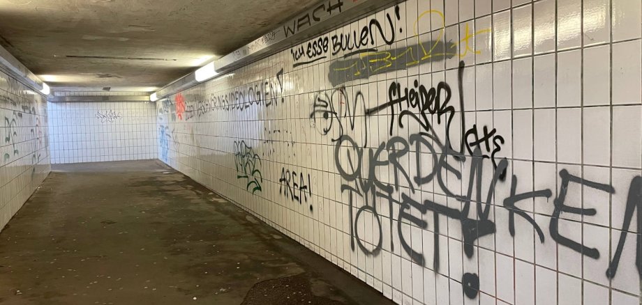 Die dreckige Unterführung des Bahnhofs in Eltville, beschmierte Wände sind zu sehen.