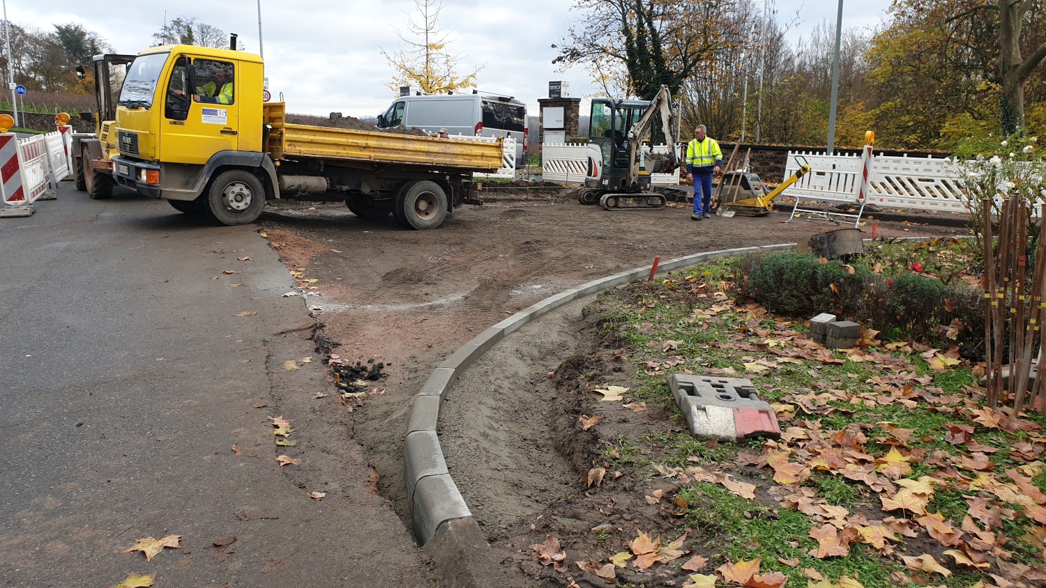 Ein Laster und ein Arbeiter stehen im abgesperrten Baubereich am Gutenbergplatz