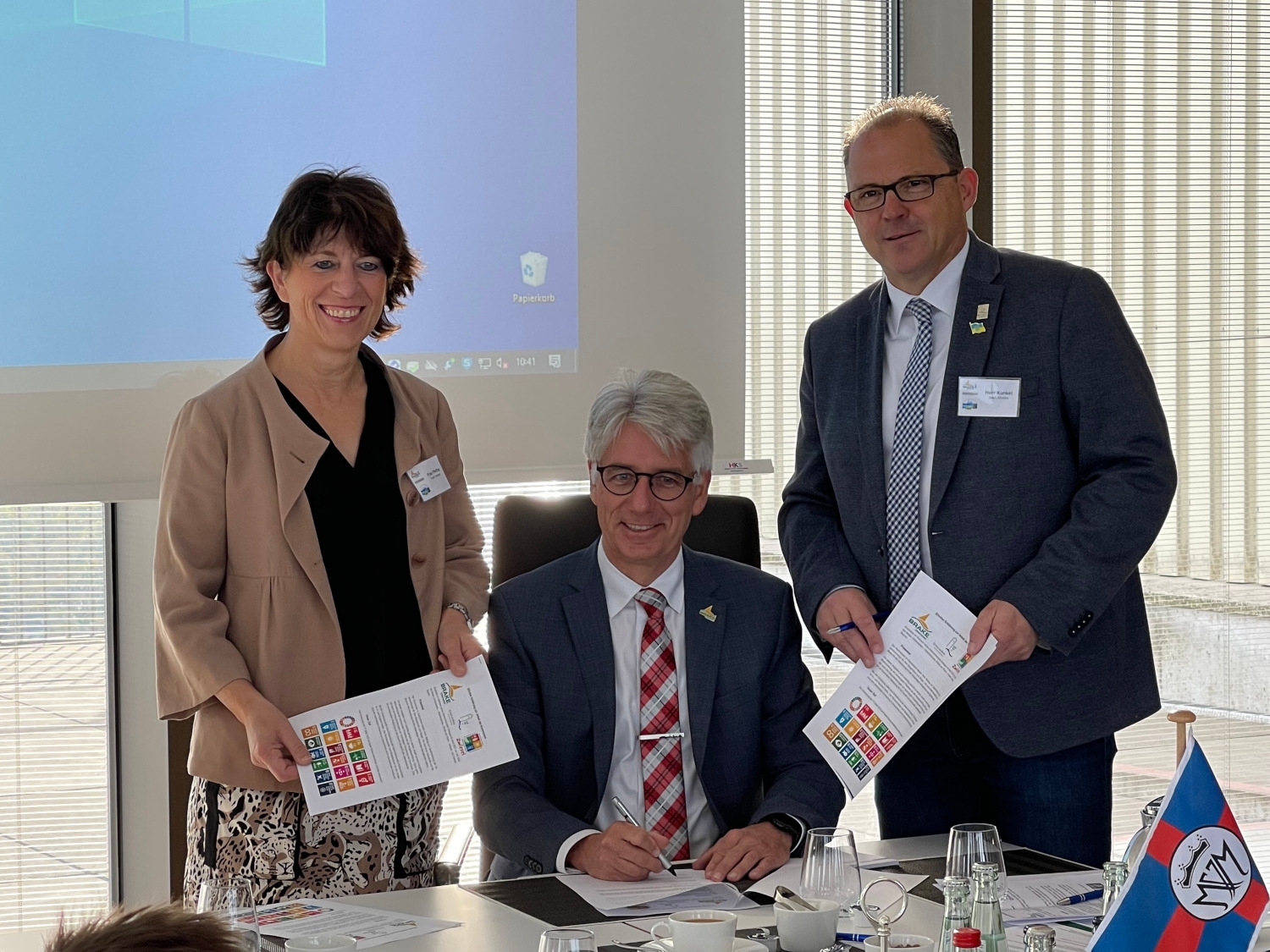 2. Bürgermeisterin Elisabeth Pfeffer aus Zwiesel, Bürgermeister Michael Kurz aus Brake und Bürgermeister Patrick Kunkel bei der Unterzeichnung der „Eltviller Erklärung“ in Brake.