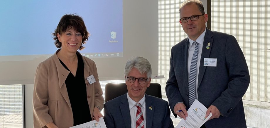 2. Bürgermeisterin Elisabeth Pfeffer aus Zwiesel, Bürgermeister Michael Kurz aus Brake und Bürgermeister Patrick Kunkel bei der Unterzeichnung der „Eltviller Erklärung“ in Brake.