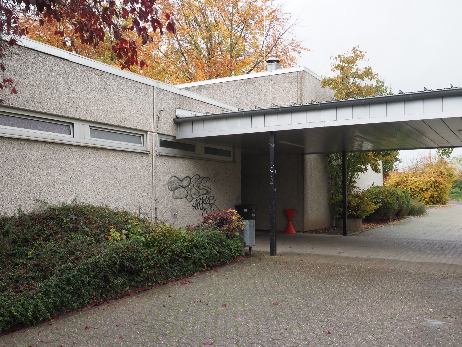 Der Eingang der Erbacher Halle von außen.