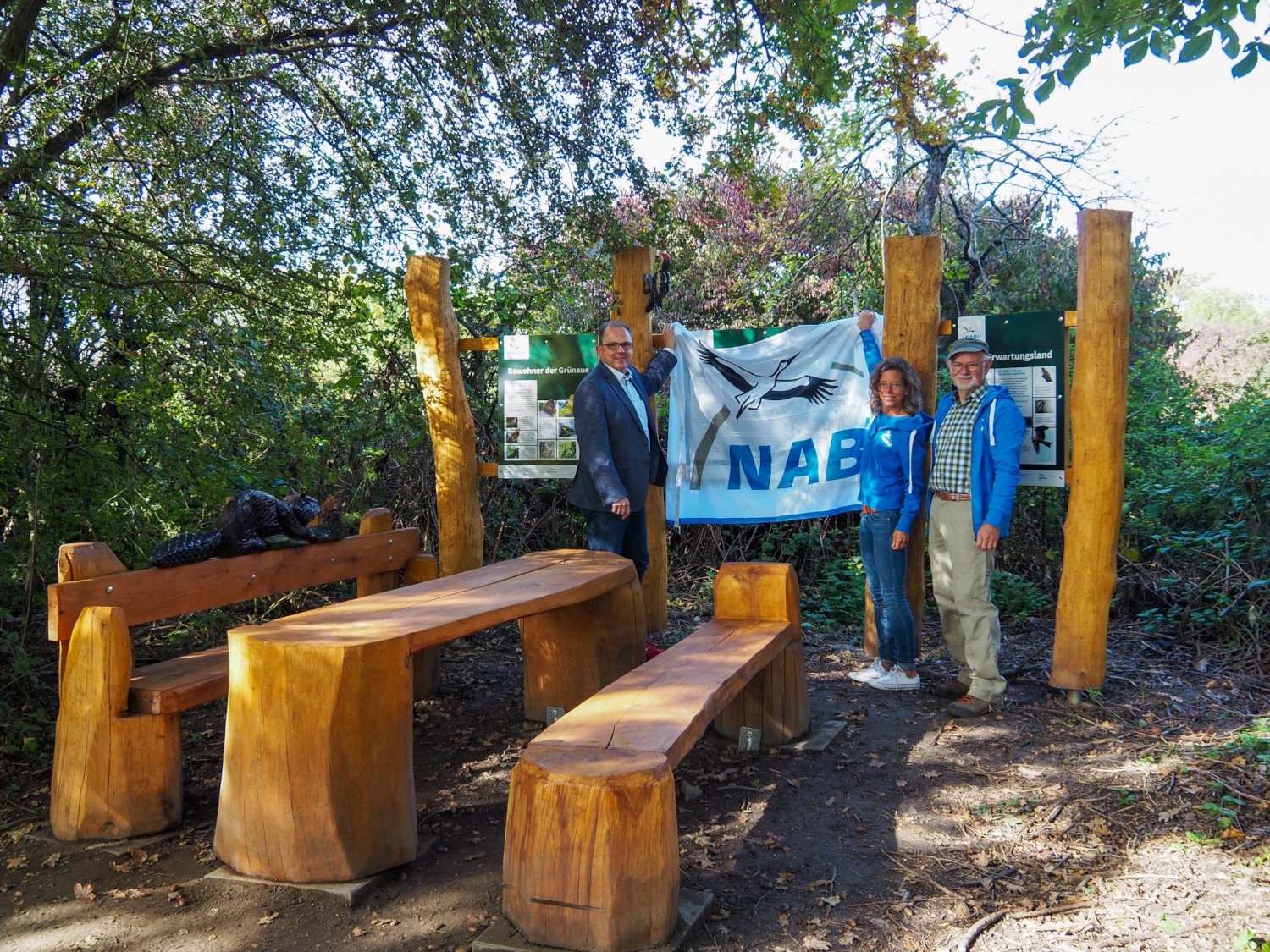 Bürgermeister Kunkel, Dina Schmidt und Clemens Lüers bei der Eröffnung der Sitzgruppe mit NABU-Infoschildern.