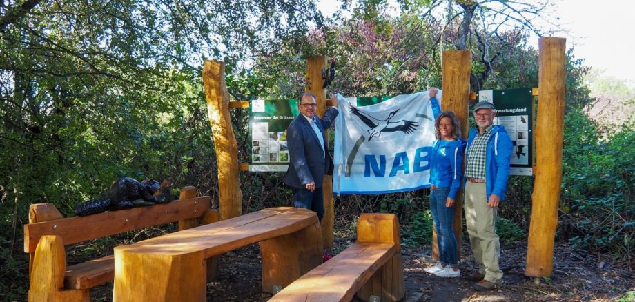 Bürgermeister Kunkel, Dina Schmidt und Clemens Lüers bei der Eröffnung der Sitzgruppe mit NABU-Infoschildern.