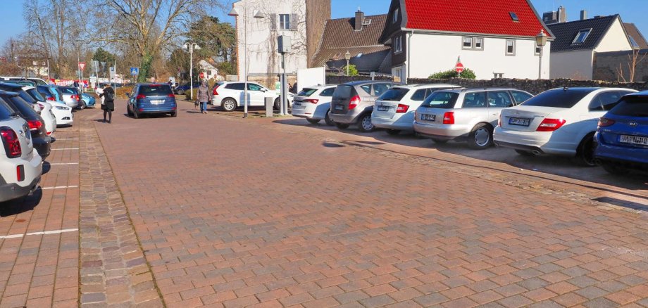 Parkende Autos auf dem Kiliansring-Parkplatz.