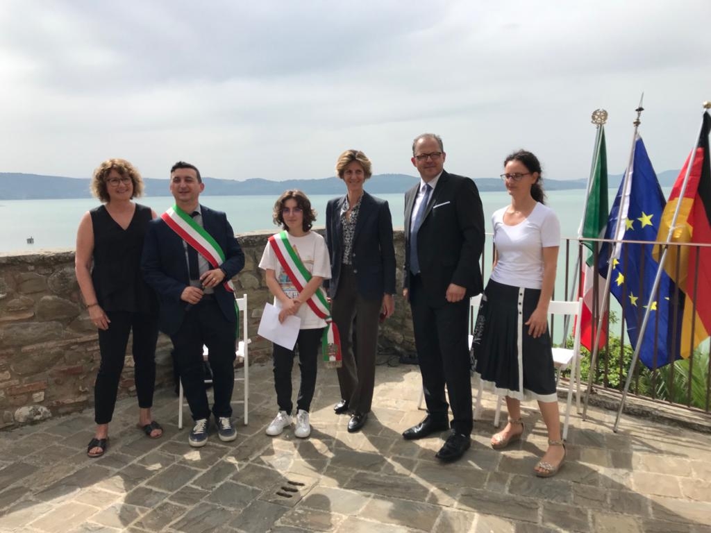 PEP-Co-Vorsitzende Gaby Roncarati, Sindaco Sandro Pasquali, Mini-Sindaca Federica Mortini, Europaabgeordnete Camilla Laureti, Bürgermeister Patrick Kunkel, PEP-Co-Vorsitzende Cristiana Licheri auf der Rocca. Gruppenfoto: PEP-Co-Vorsitzende Gaby Roncarati, Sindaco Sandro Pasquali, Mini-Sindaca Federica Mortini, Europaabgeordnete Camilla Laureti, Bürgermeister Patrick Kunkel, PEP-Co-Vorsitzende Cristiana Licheri auf der Rocca.