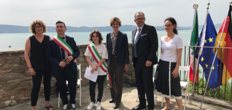 Gruppenfoto: PEP-Co-Vorsitzende Gaby Roncarati, Sindaco Sandro Pasquali, Mini-Sindaca Federica Mortini, Europaabgeordnete Camilla Laureti, Bürgermeister Patrick Kunkel, PEP-Co-Vorsitzende Cristiana Licheri auf der Rocca.