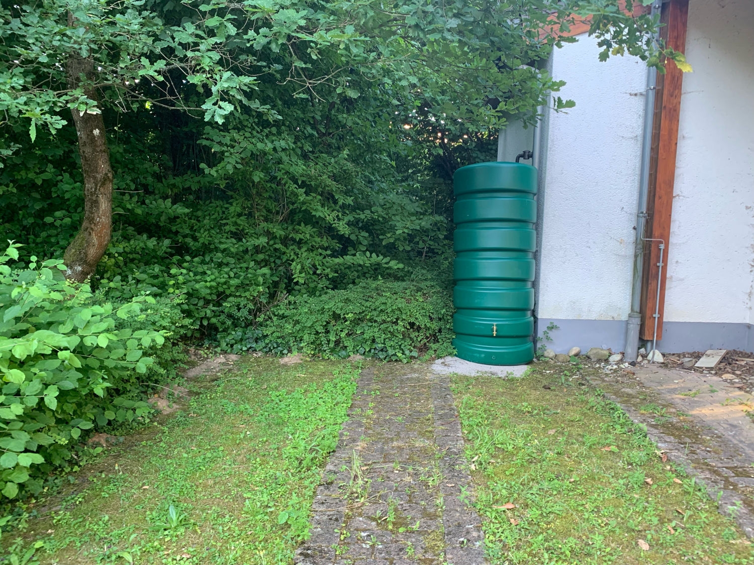 Regenwassertonnen neben der Trauerhalle auf dem Friedhof Rauenthal