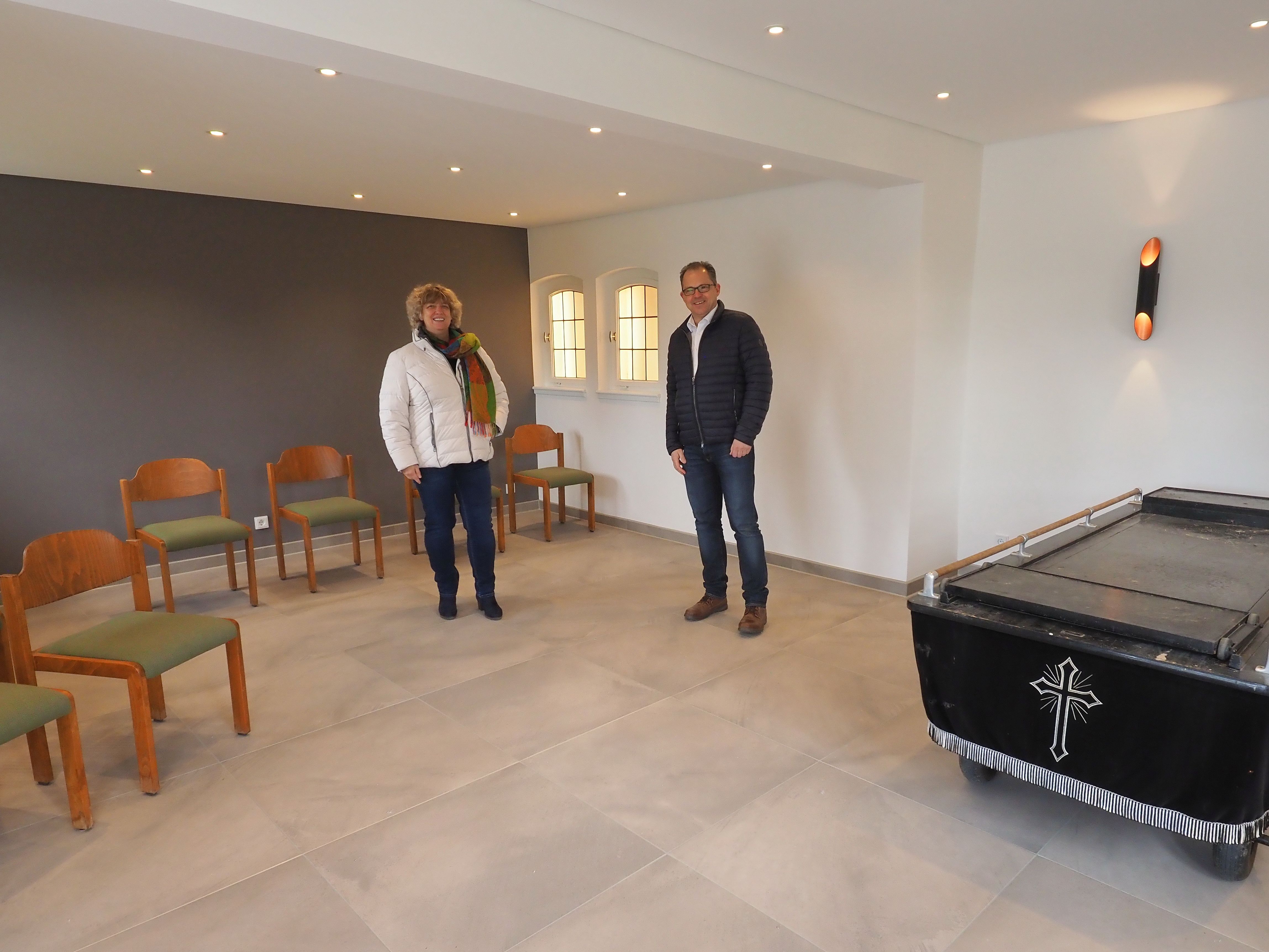 Erbachs Ortsvorsteherin Claudia Rohrmann und Bürgermeister Patrick Kunkel stehen in der sanierten Trauerhalle in Erbach.