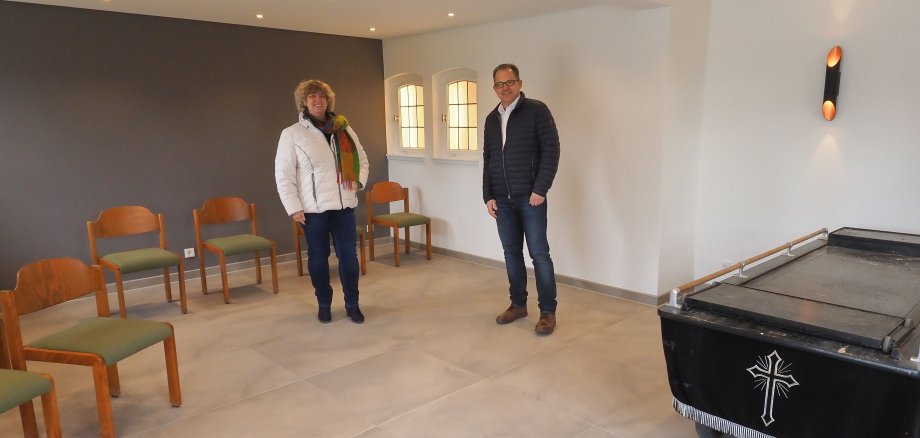 Erbachs Ortsvorsteherin Claudia Rohrmann und Bürgermeister Patrick Kunkel stehen in der sanierten Trauerhalle in Erbach.