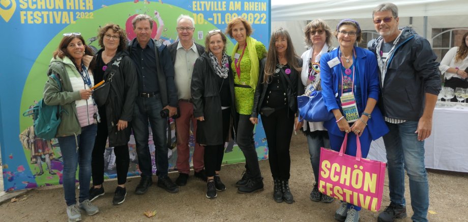 Gruppenfoto des Organisationsteams vorm Banner des Schön Hier Festivals 2022 in Eltville.