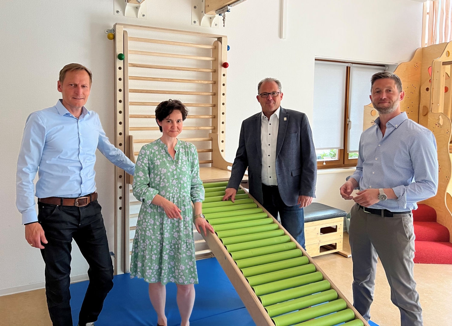 Gruppenfoto: (v.l.) Dirk Sewe, Janina Urbinski, Patrick Kunkel, Thomas Speth nehmen die Erweiterungen des Motorikzentrums in der Kindergartenburg in Augenschein.