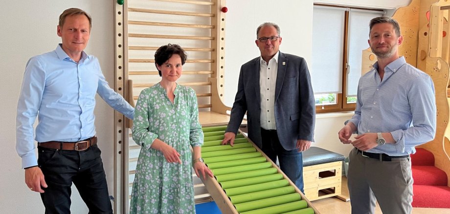 Gruppenfoto: (v.l.) Dirk Sewe, Janina Urbinski, Patrick Kunkel, Thomas Speth nehmen die Erweiterungen des Motorikzentrums in der Kindergartenburg in Augenschein.