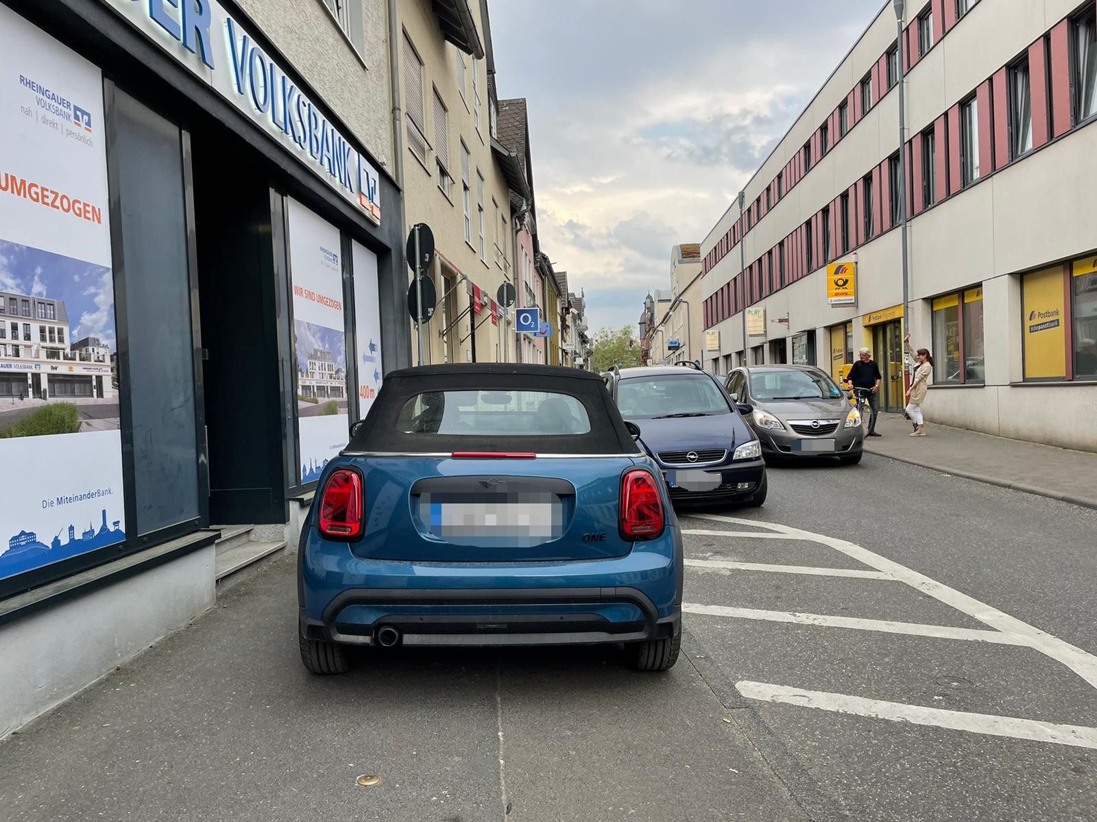Fahrzeuge dürfen nicht auf dem Bürgersteig geparkt werden. Ein PKW parkt auf einem Bürgersteig, zusätzlich sogar in die falsche Richtung.