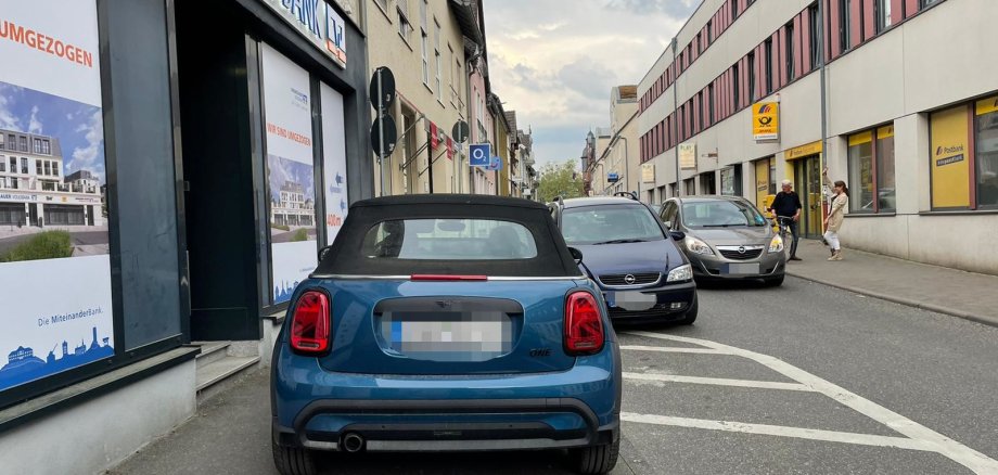Ein PKW parkt auf einem Bürgersteig, zusätzlich sogar in die falsche Richtung.