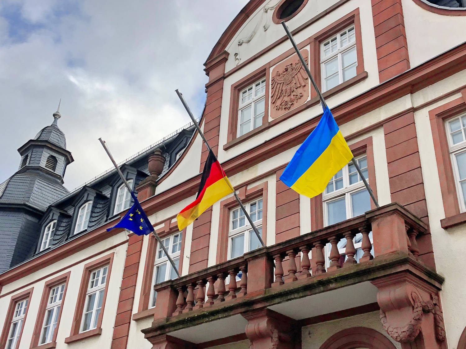 Am Eltviller Rathaus sind die Europaflagge, Deutschlandflagge und ukrainische Flagge gehisst.