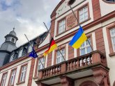 Am Eltviller Rathaus wurde zum Zeichen der Solidarität die Flagge der Ukraine gehisst. Am Eltviller Rathaus sind die Europaflagge, Deutschlandflagge und ukrainische Flagge gehisst.