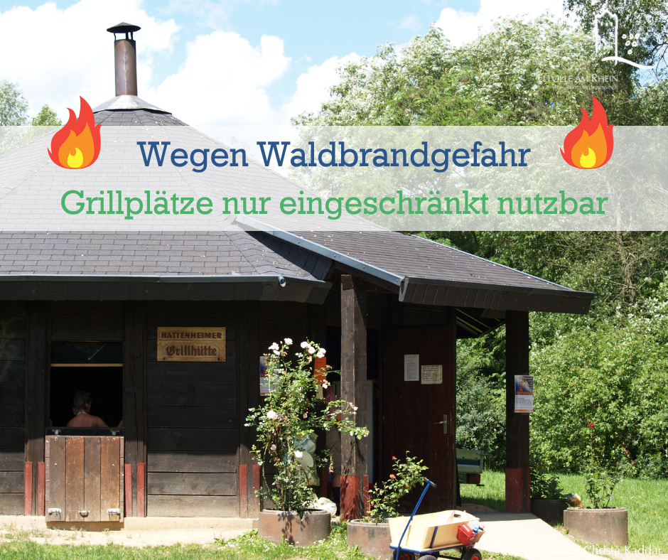 Bild von einer Grillhütte mit Hinweisbanner "Waldbrandgefahr" und Feuer-Ikons.